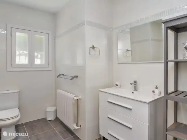 Casa Beso Salado | Espagne, Costa Blanca, Jávea - villa Salle de bain au rez-de-chaussée, avec chauffage, WC, lavabo et douche.