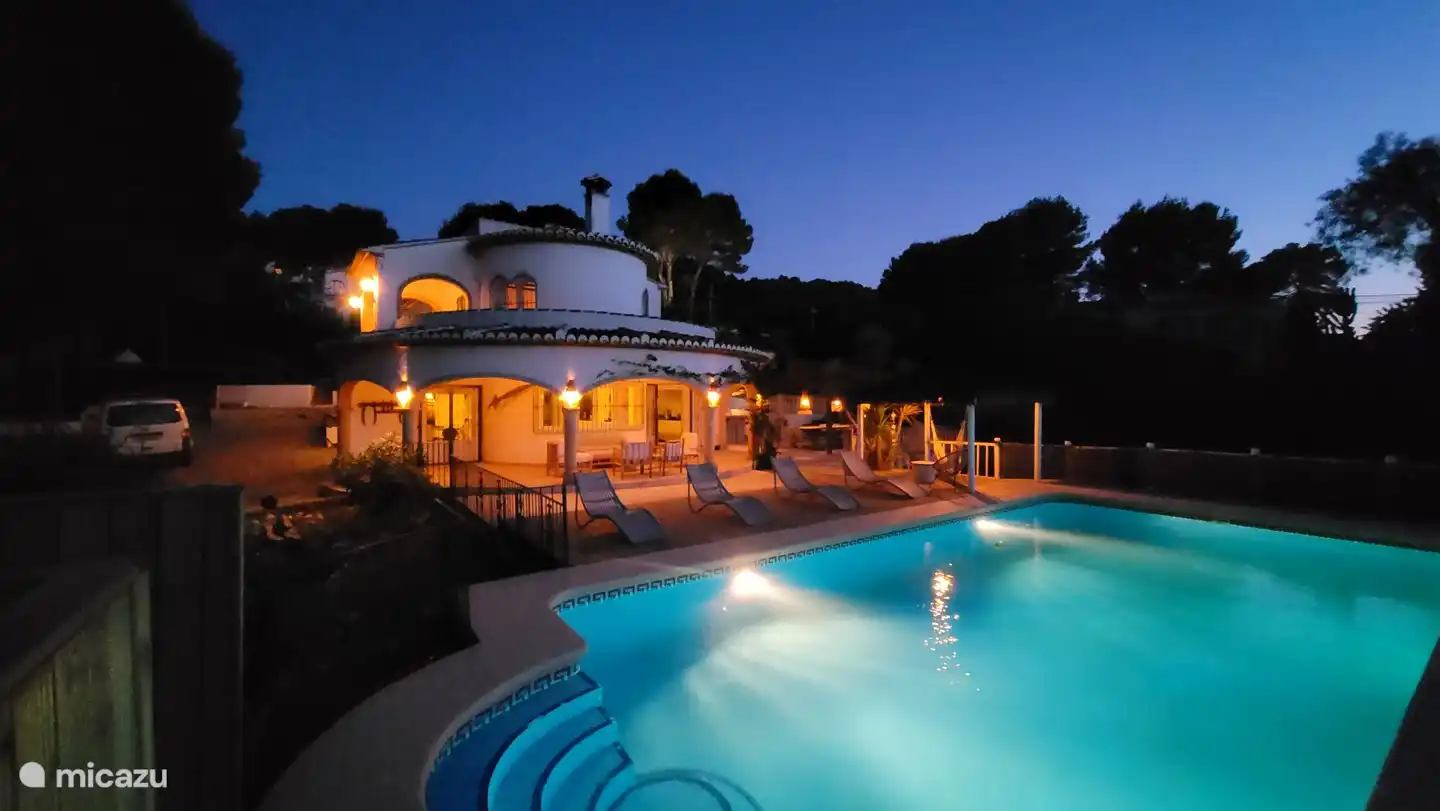 Lassen Sie den Tag bei einem leckeren Cocktail am Pool ausklingen