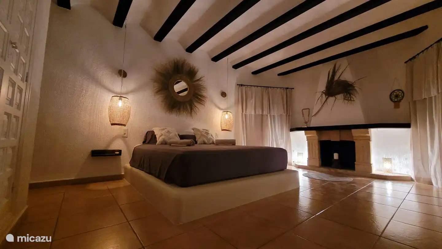 Hauptschlafzimmer mit Kamin, eigenem Bad und umliegendem Balkon.