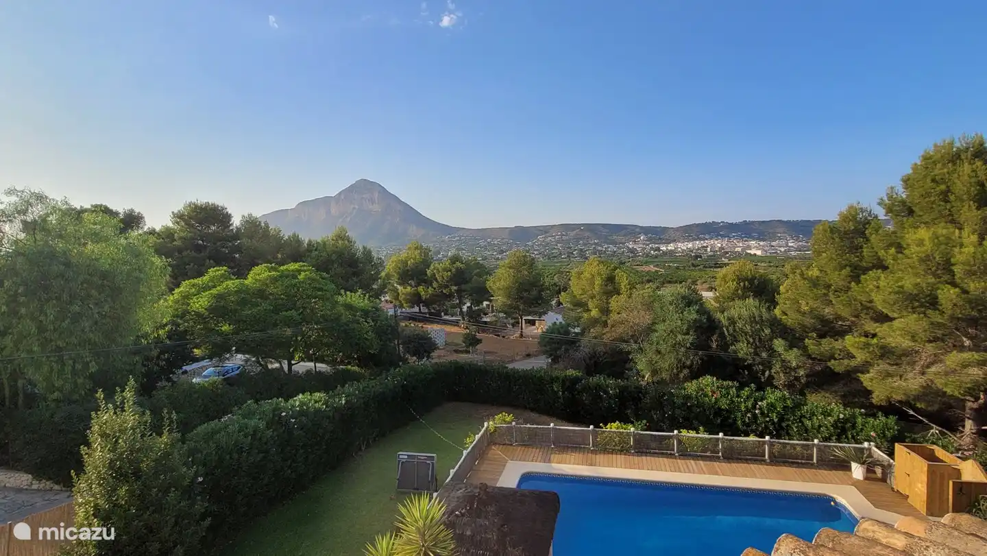 Schöne Aussicht über das Tal und den Montgo. Die Farbenpracht am Abend ist schön.