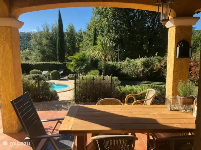 Casa 'Stokhorst' en Francia, Var, Salernes  - villa En la terraza exterior...