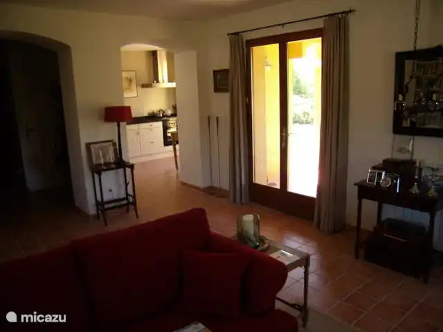 Casa 'Stokhorst' en Francia, Var, Salernes  - villa El salón a la cocina