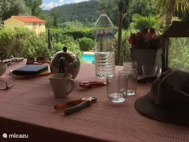 Casa 'Stokhorst' en Francia, Var, Salernes  - villa Disfruta haciendo manualidades en la terraza.