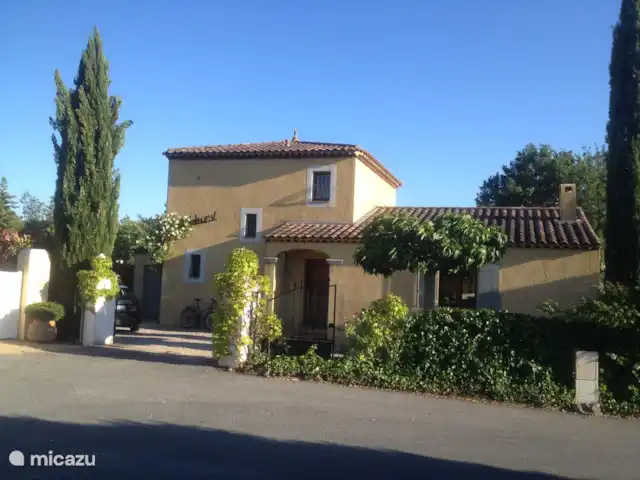 Casa 'Stokhorst' en Francia, Var, Salernes  - villa La entrada de la Maison Stokhorst ..