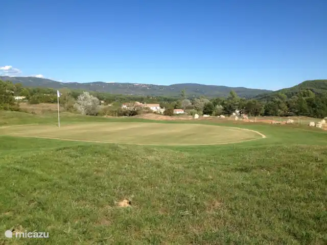 Casa 'Stokhorst' en Francia, Var, Salernes  - villa El pequeño campo de golf a 900 metros de Maison Stokhorst con un hermoso lugar de salida.