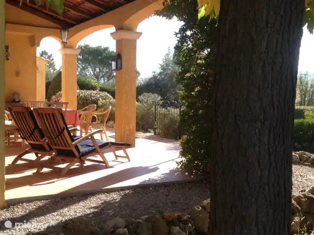 Casa 'Stokhorst' en Francia, Var, Salernes  - villa Las tumbonas están listas...