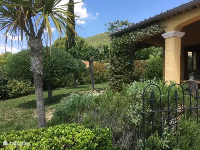 Casa 'Stokhorst' en Francia, Var, Salernes  - villa Vista al jardín….