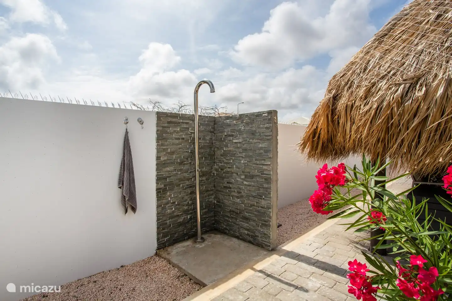 Douche extérieure au bord de la piscine
