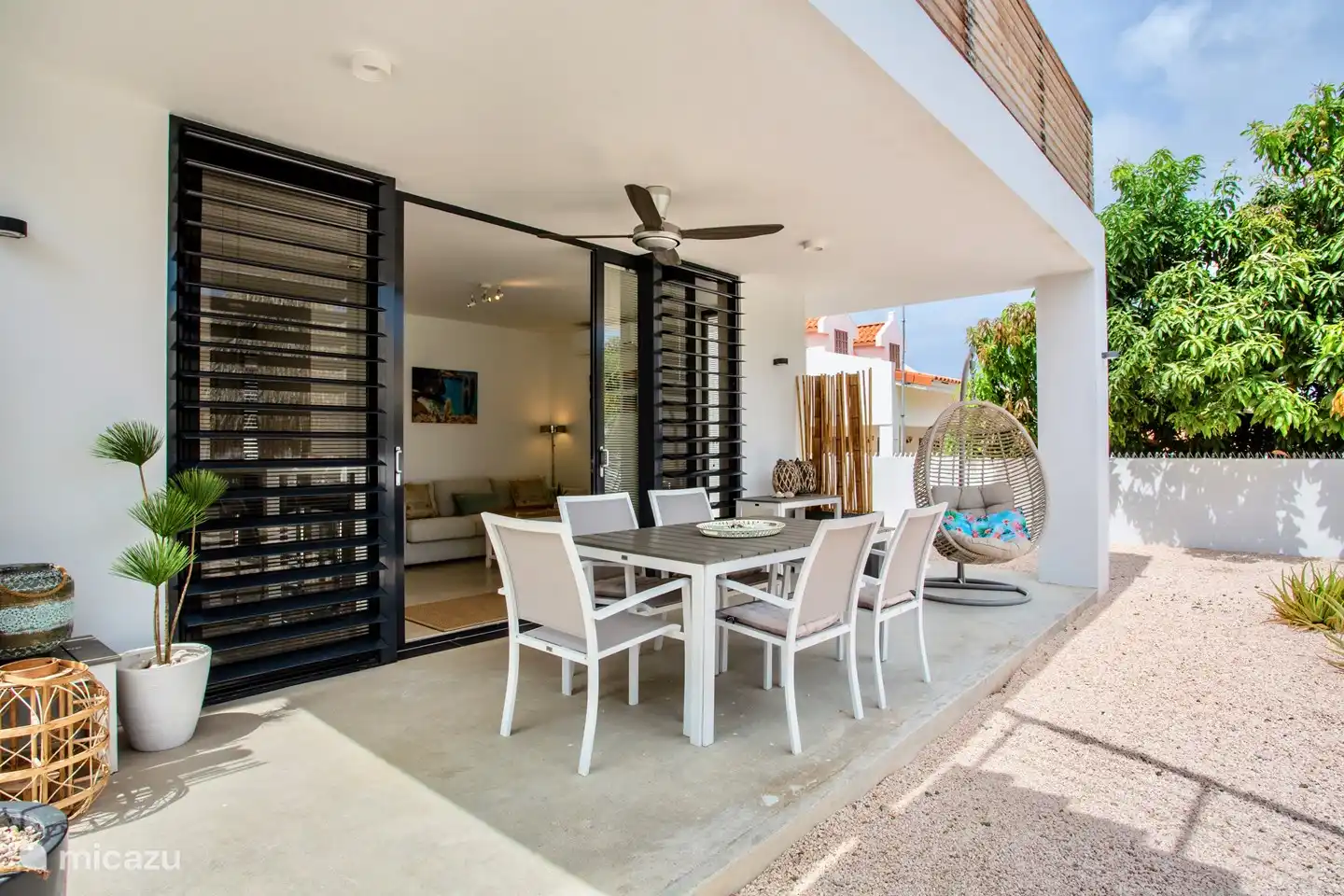 Terrasse couverte avec ventilateur et vue sur la piscine