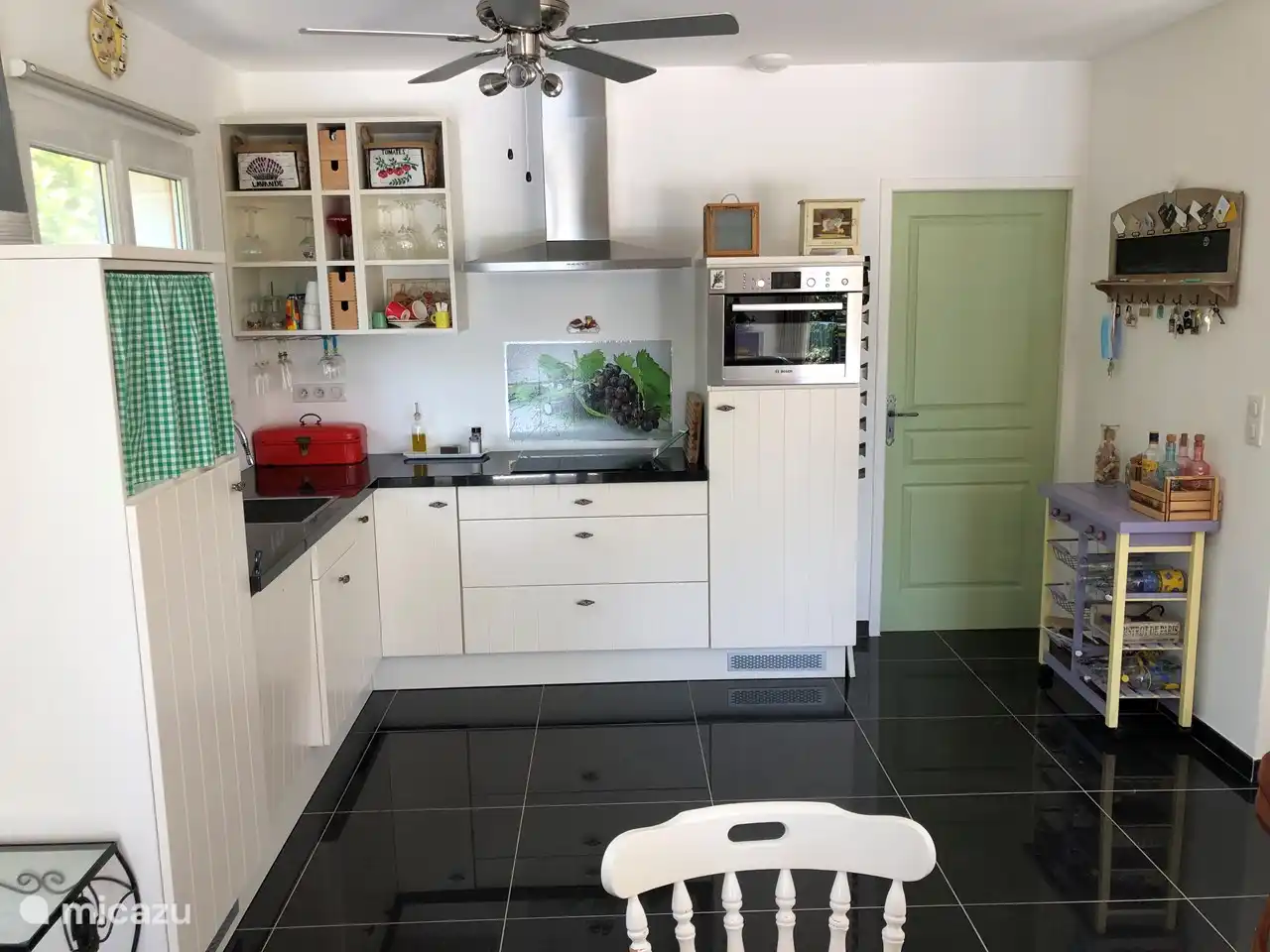 Offene Küche mit Kombi-Mikrowelle, Backofen und Nespresso-Maschine