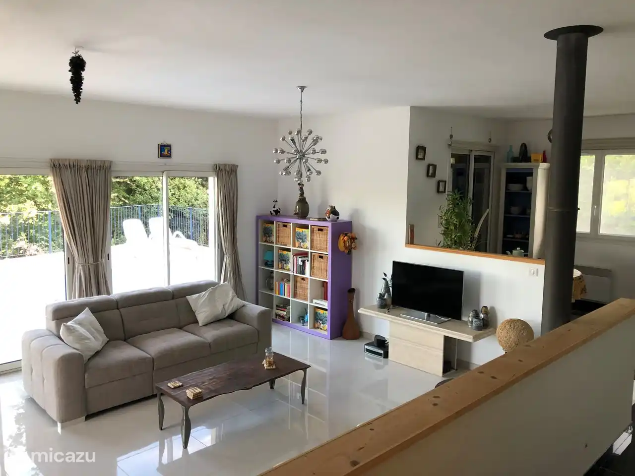 Wohnzimmer mit Schiebetüren, dadurch viel Licht