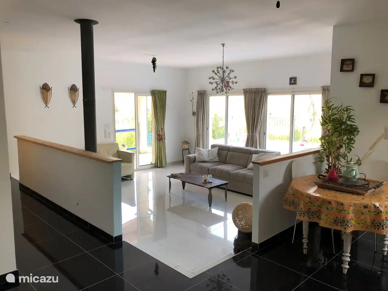 Wohnzimmer mit viel Licht und Blick auf den Pool