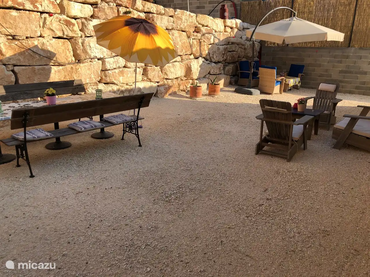 Verschiedene Sitzbereiche hinter dem Haus