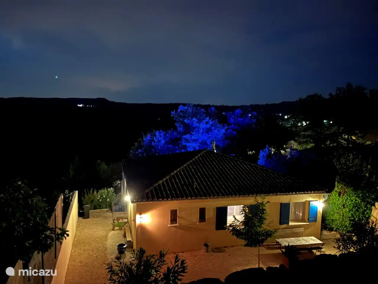Genießen Sie einen schönen Drink auf der oberen Terrasse