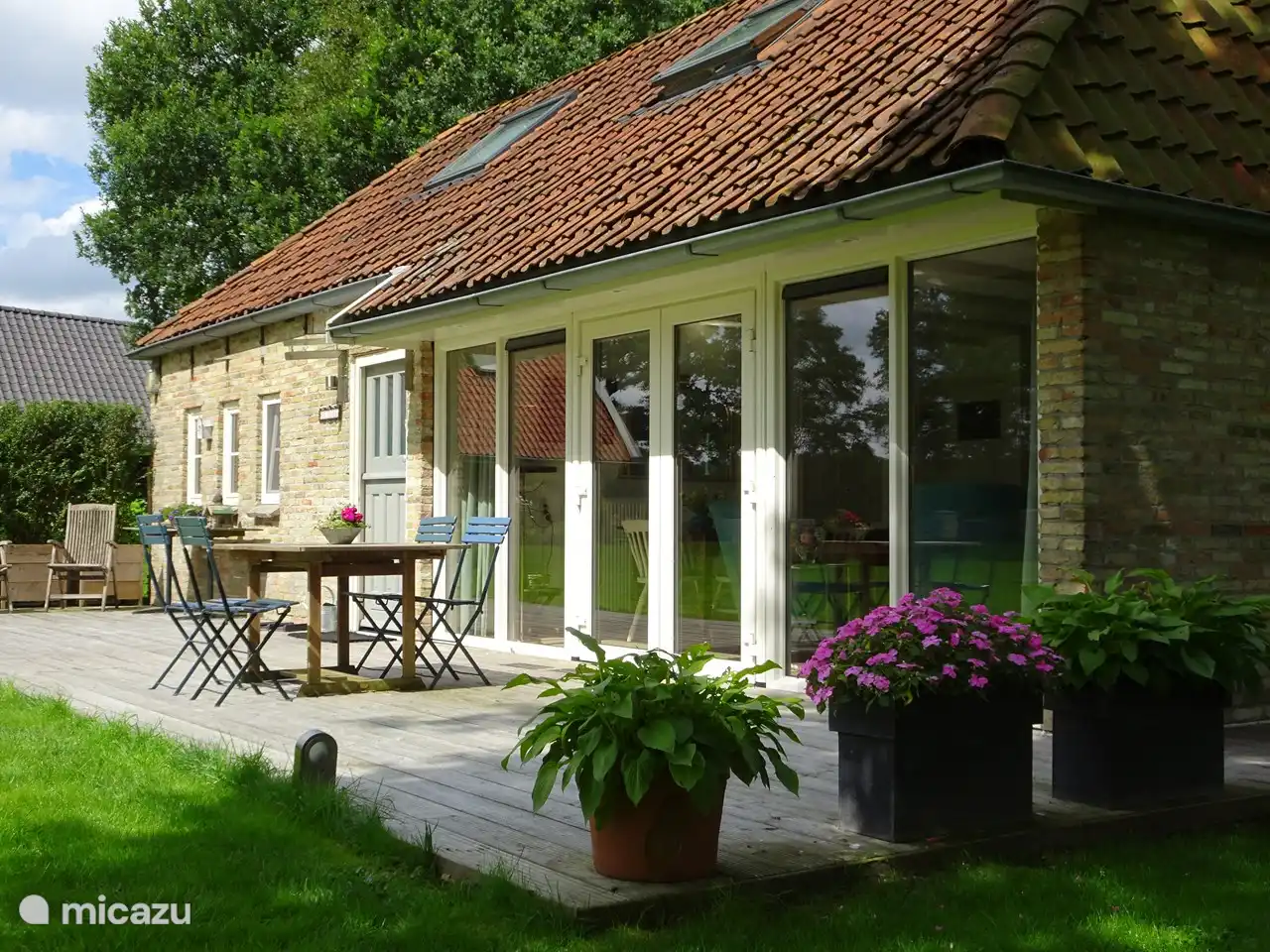 Une belle terrasse en deck à l'avant.