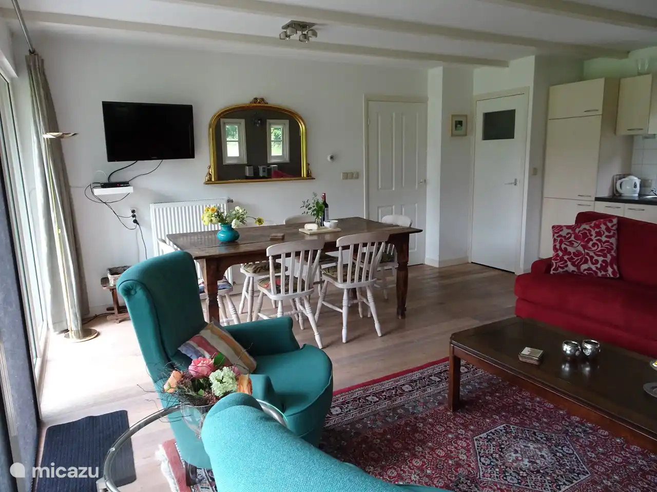 La salle à manger avec table à manger dans le salon.