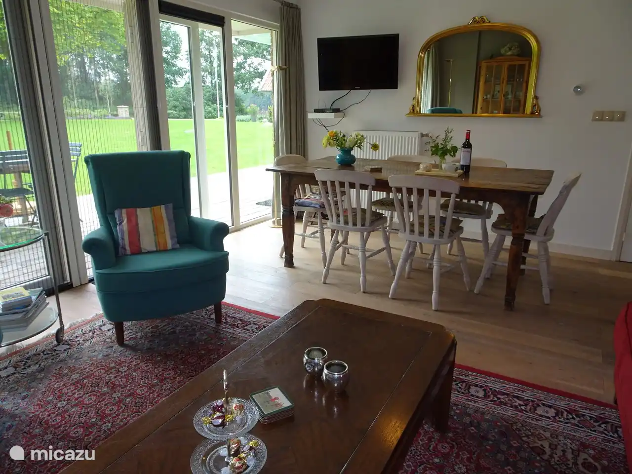 Le salon avec la belle vue.