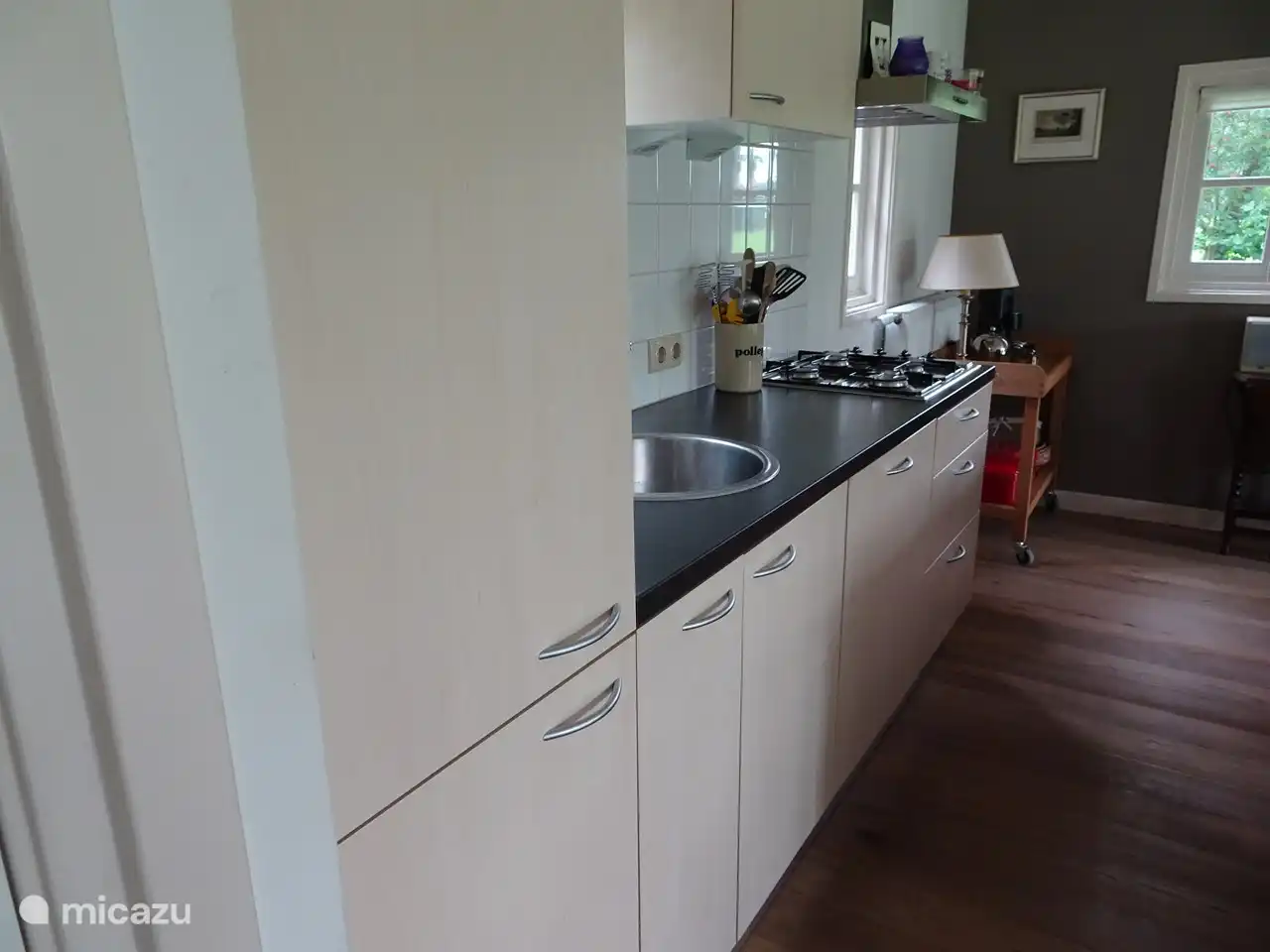 La cuisine ouverte entièrement équipée.