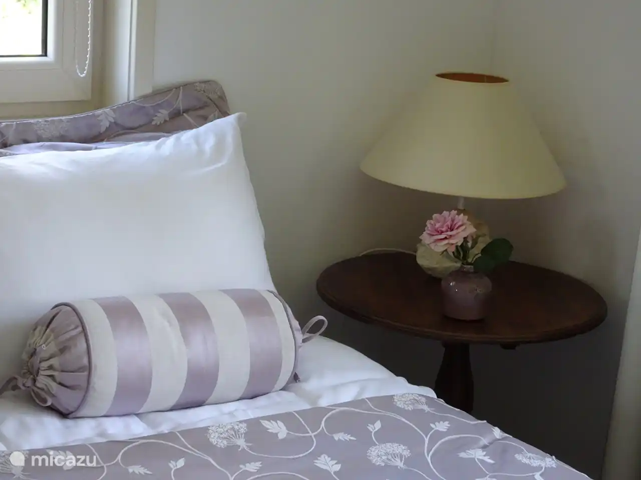 Lit king size dans la chambre du bas