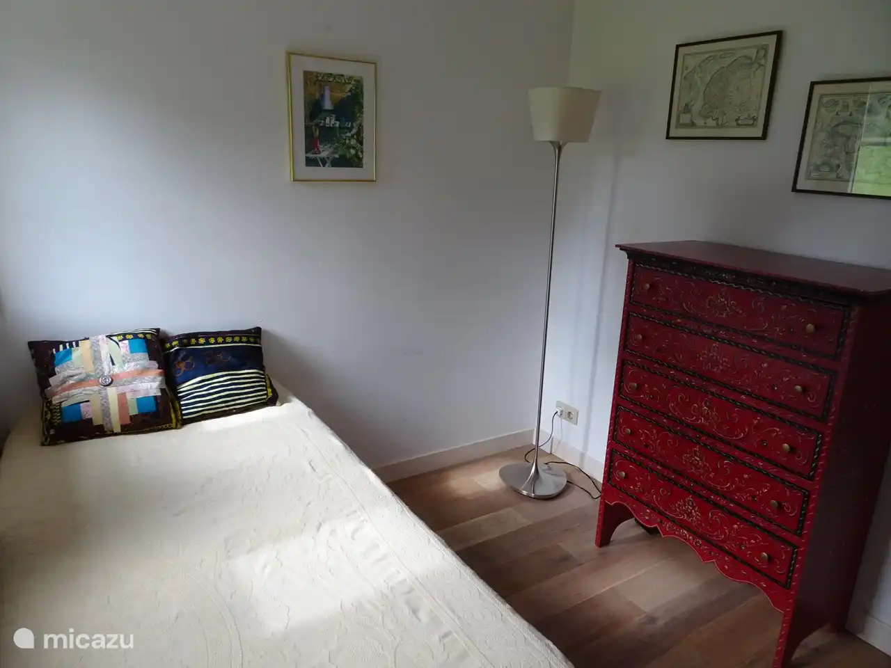 Chambre du bas avec un lit simple.