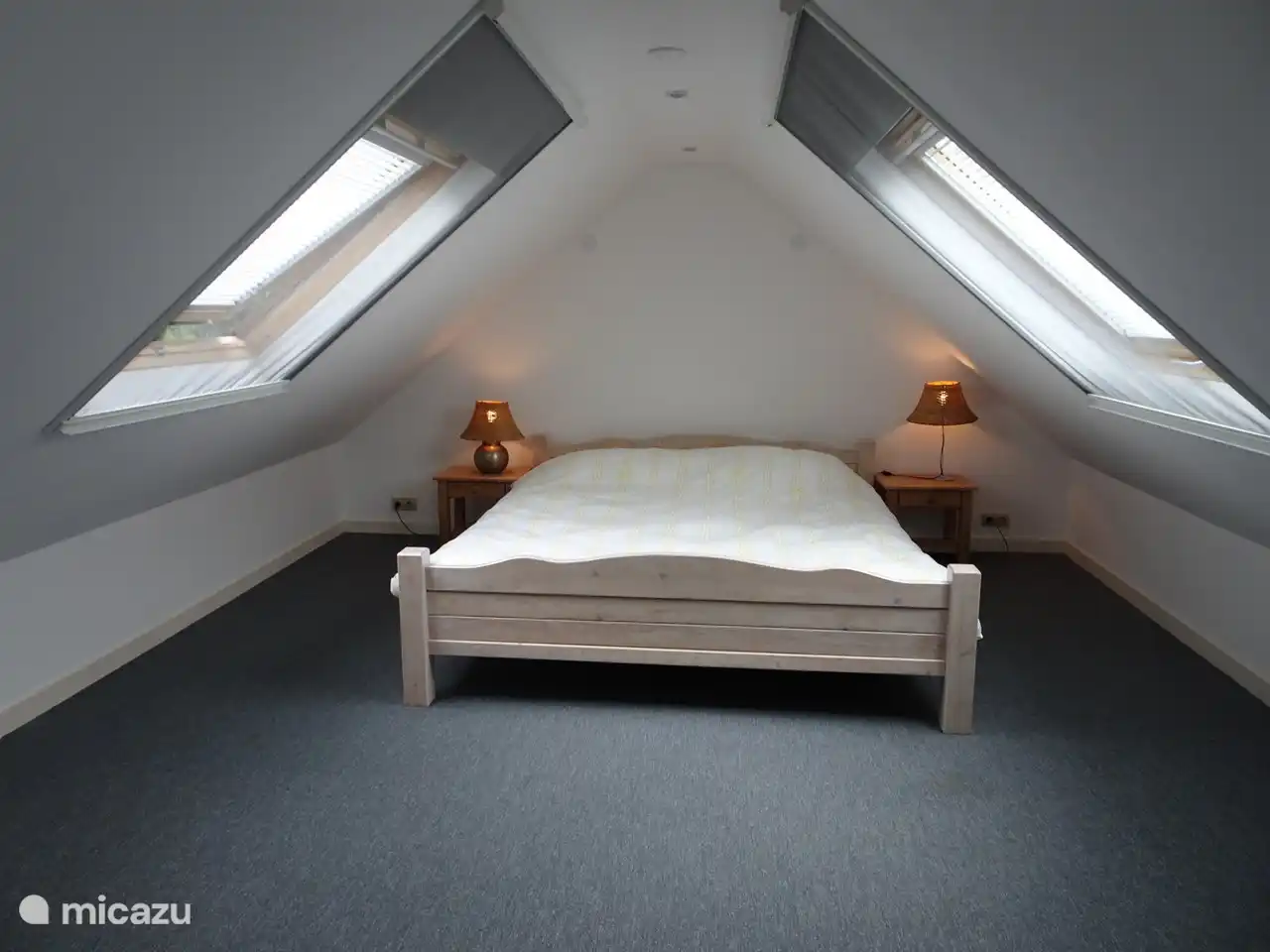 Coin montagne à l'étage, lit double avec 2 matelas séparés.