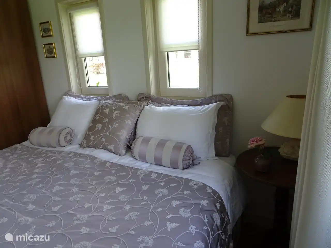 Chambre spacieuse au rez-de-chaussée avec lit king size.