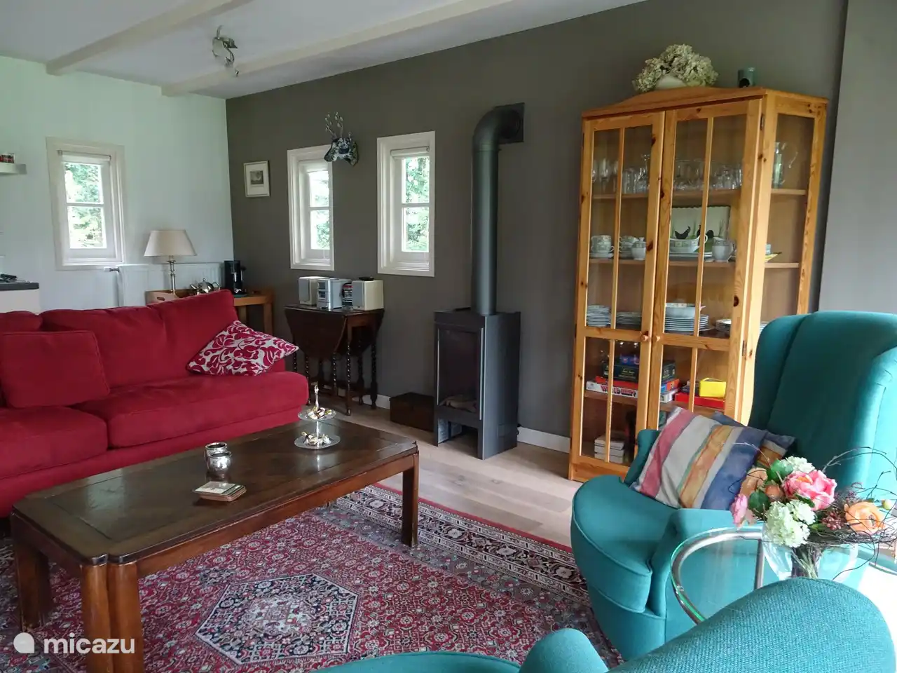 Le salon avec la cuisinière au gaz.