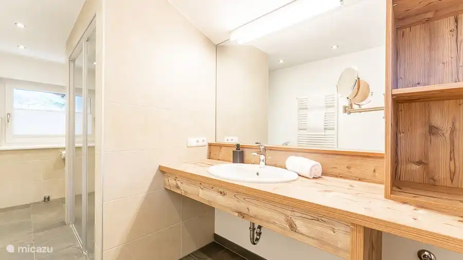 Badezimmer mit Waschbecken