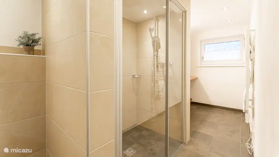 Badezimmer mit Dusche