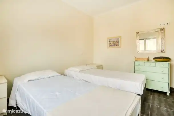 dormitorio con dos camas individuales