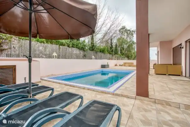 relajarse en la piscina