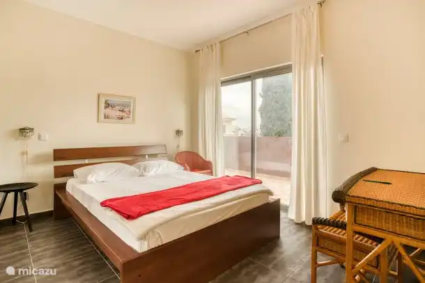 dormitorio con cama doble