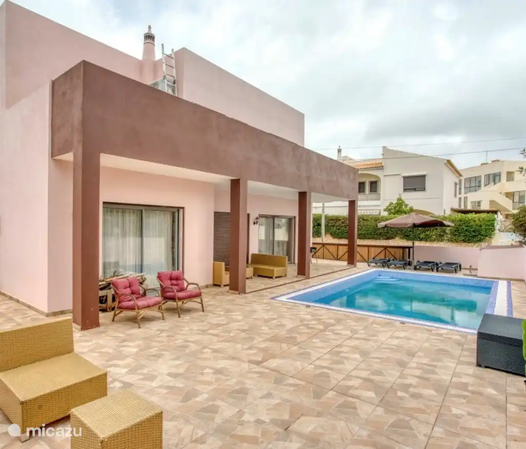 terraza y piscina privada