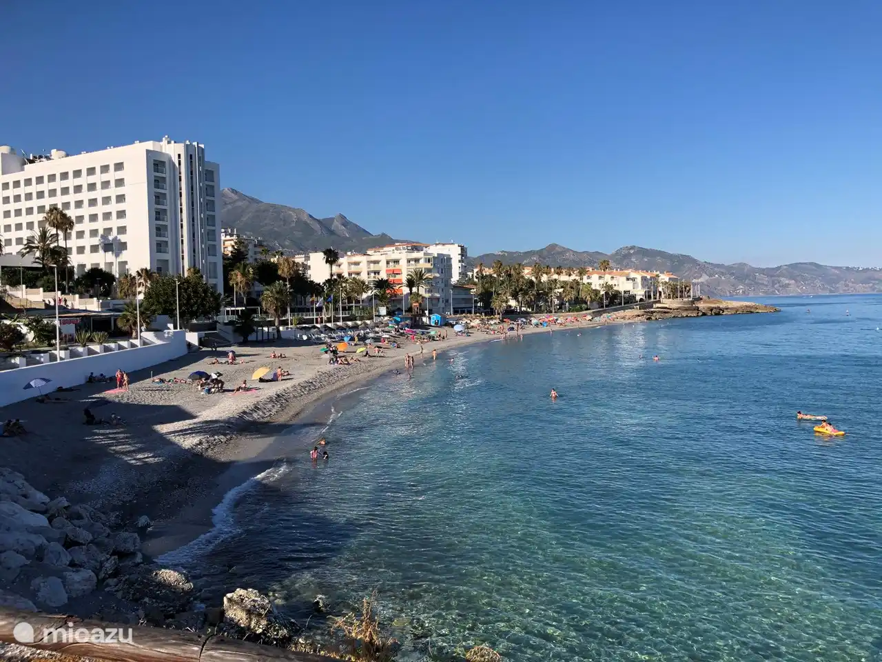 La plage sur le côté gauche de l'appartement. Encore quelques pas.