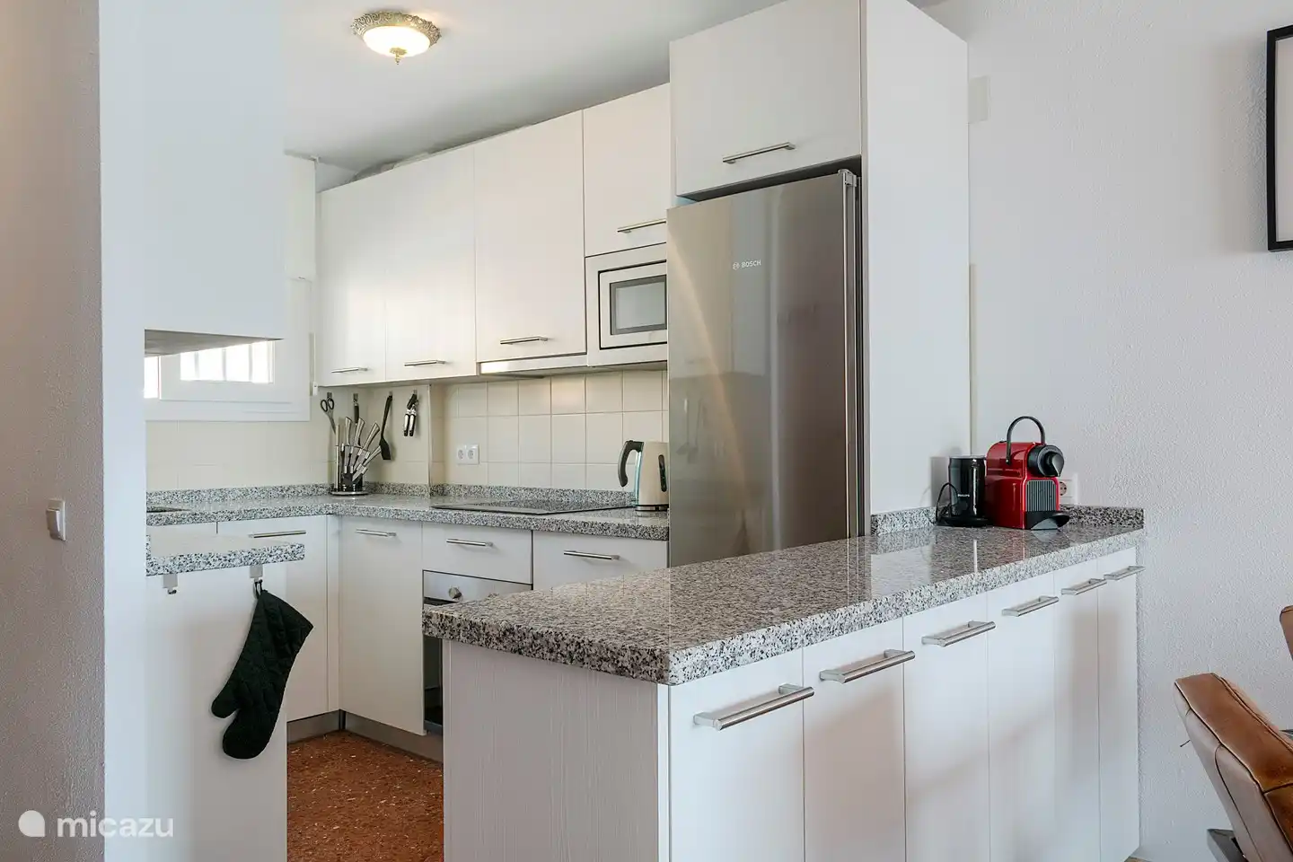 Nespresso, grand frigo et bouilloire + grille-pain. Et un four et un lave-vaisselle ne manquent pas.