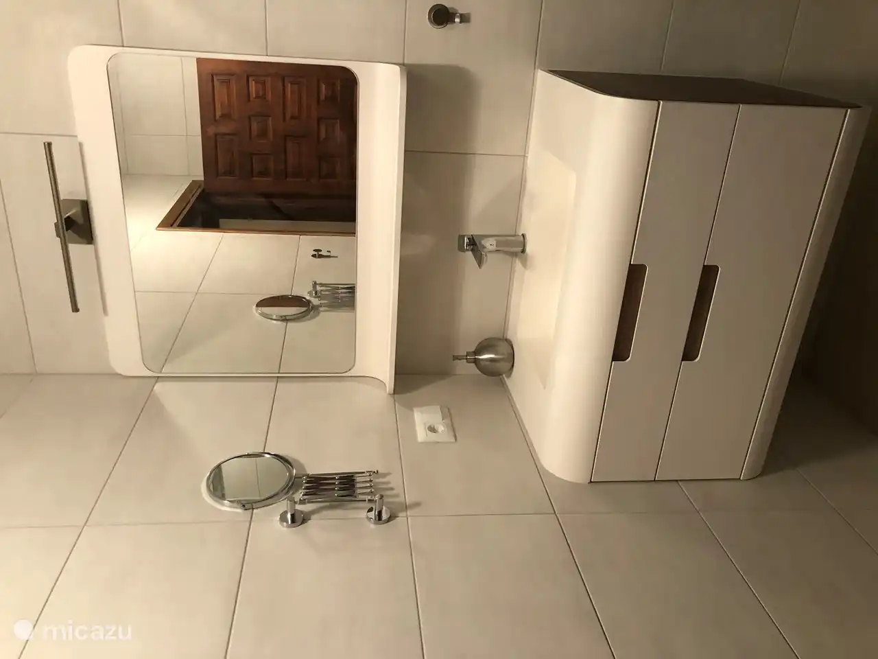 beau meuble vasque avec miroirs et éclairage naturel