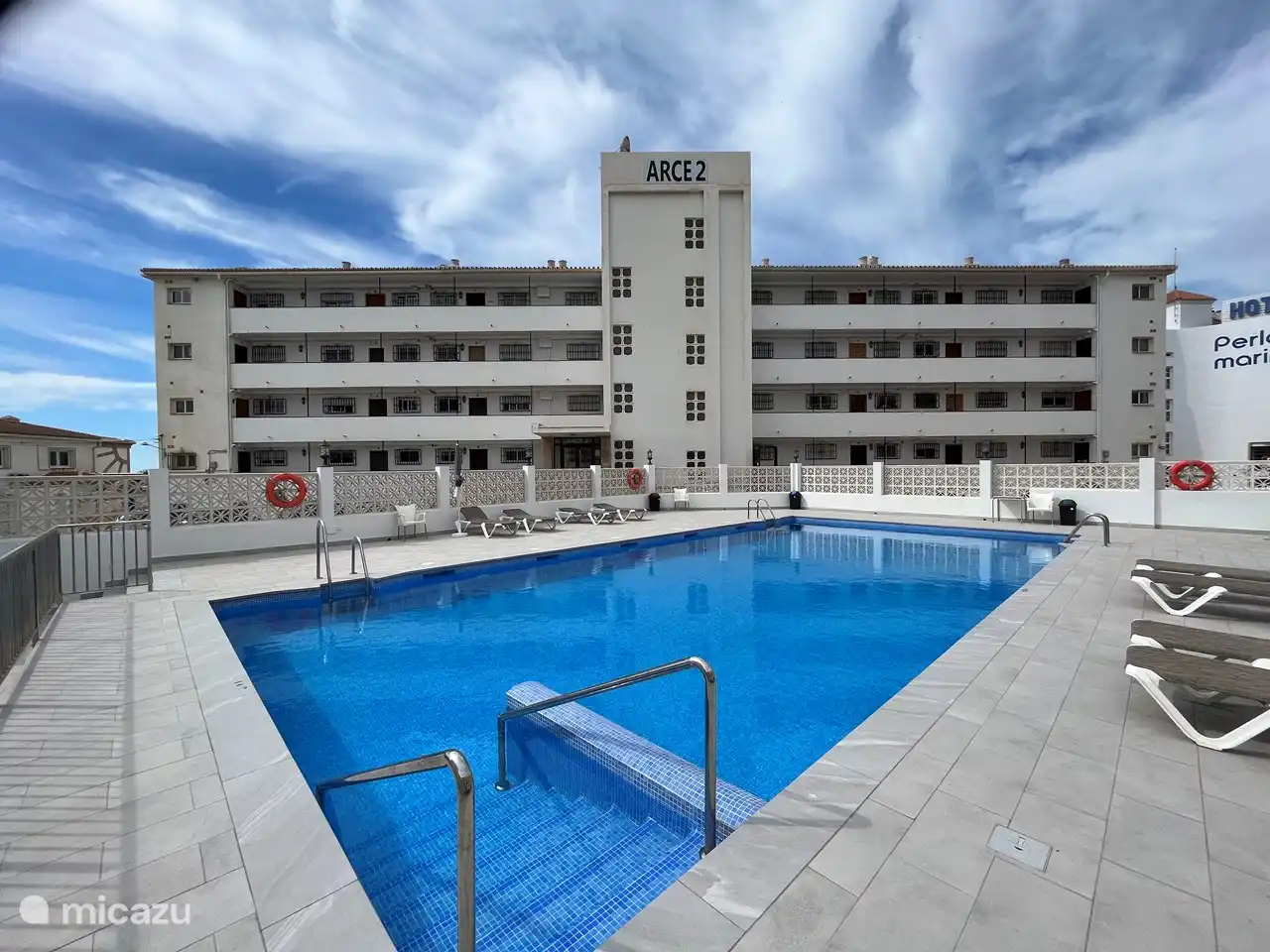 piscine avec chaises longues
