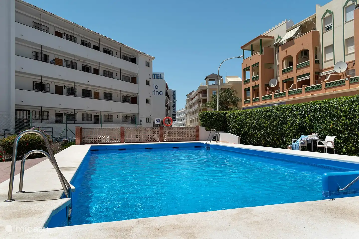piscine avec chaises longues
