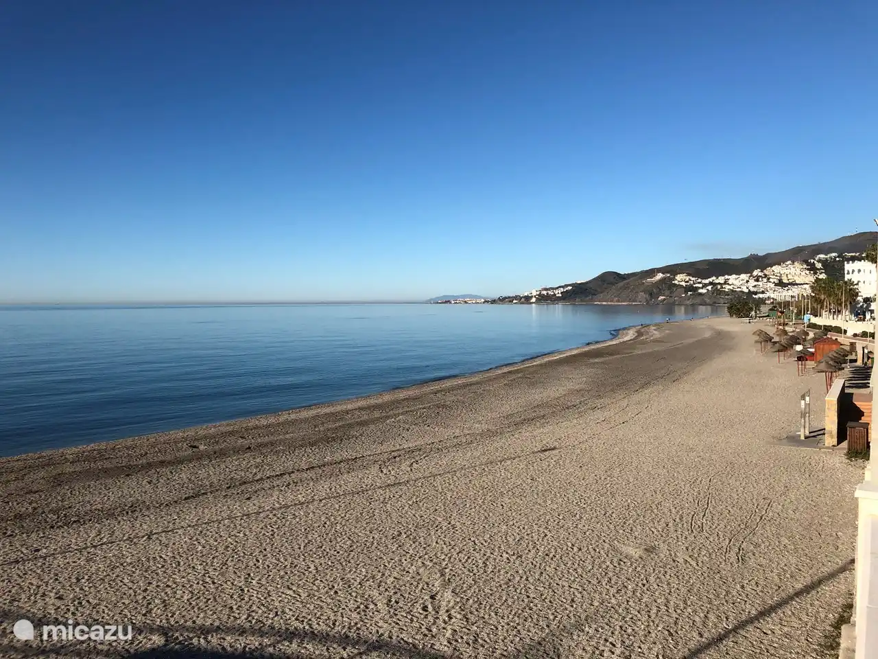 Une plage agréable et propre juste en face de l'appartement.