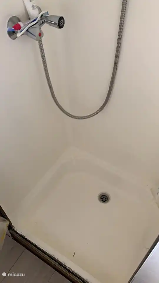 Shower cabin May 2021 with special paint with a new, fresh white appearance. Wear-resistant and easy to take off.