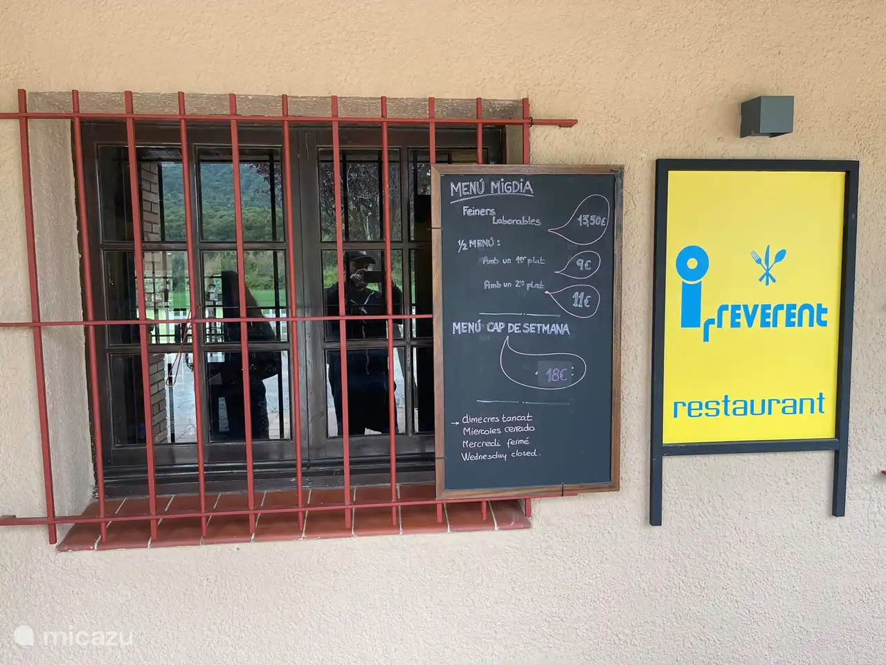 Right in front of the campsite! Delicious menu del dia available for €13.50! For this you get starter, main course, dessert and a bottle of wine (or water / mug of beer). Choice of 5 dishes per course! Recommended.