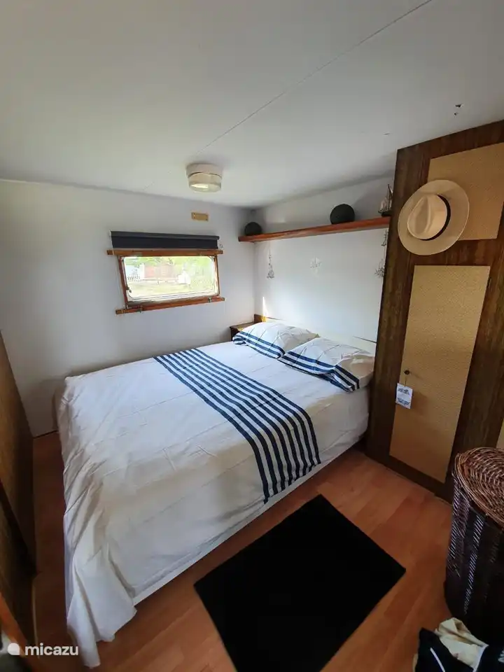 Spacious double bedroom with private access to the garden, windows on both sides, large closet and shelves (not shown in the photo) where bath linen and bed linen are.