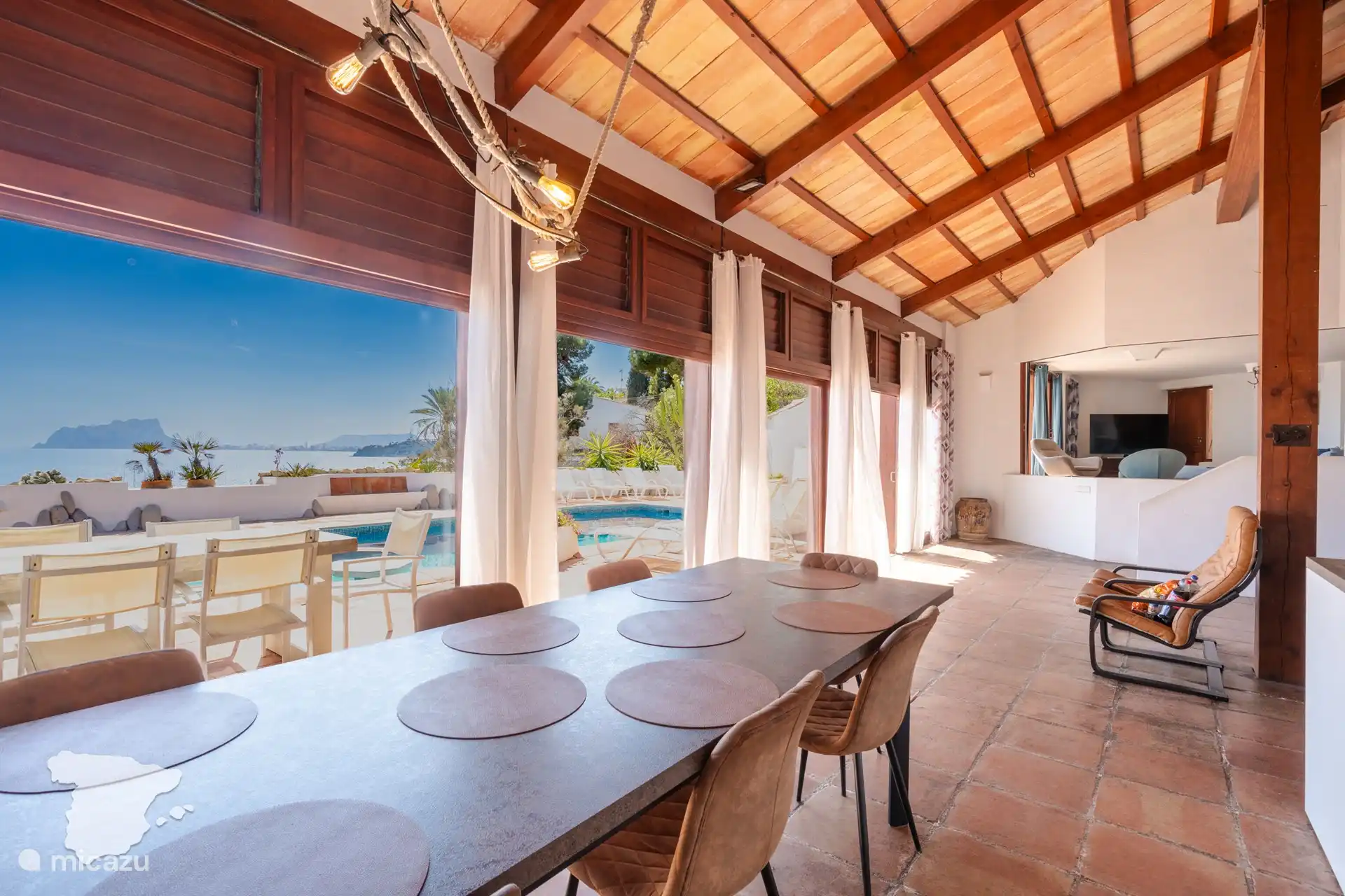 Comedor con hermoso techo alto