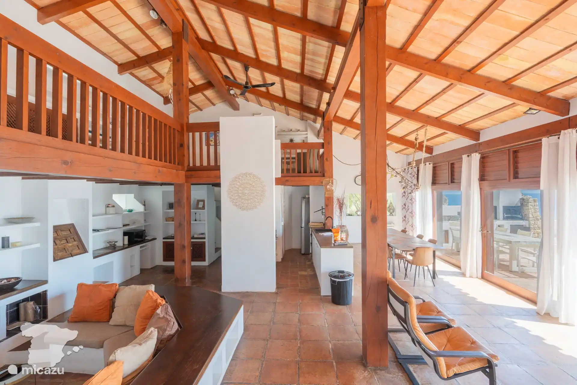 Espacio habitable con hermosos techos altos y diferentes niveles.