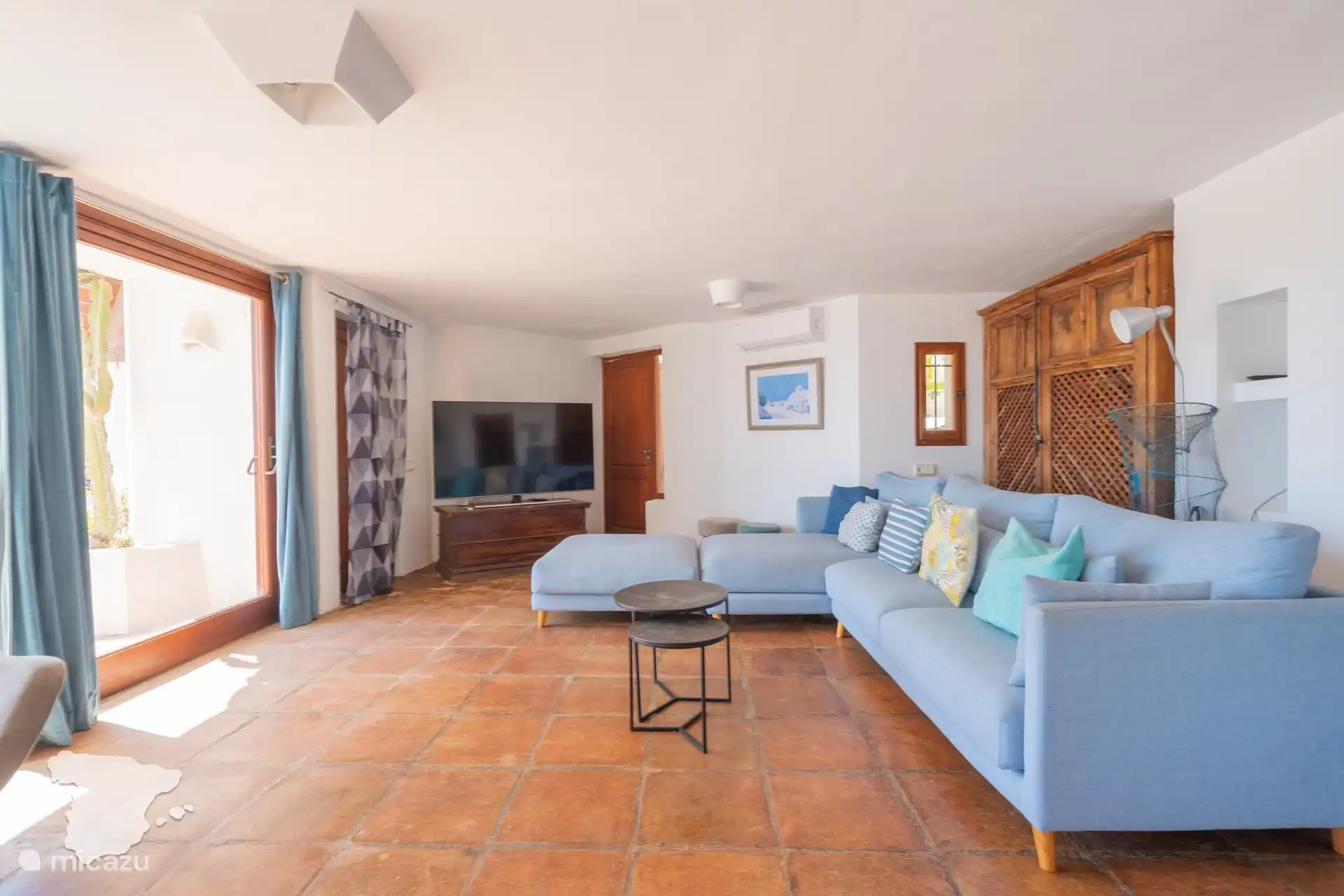 Salón con sofá y TV.