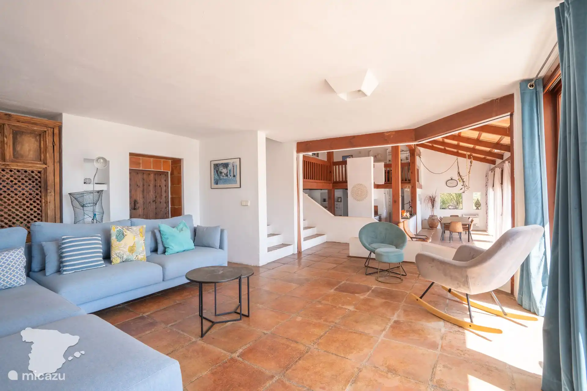 Salón con sofá y TV.