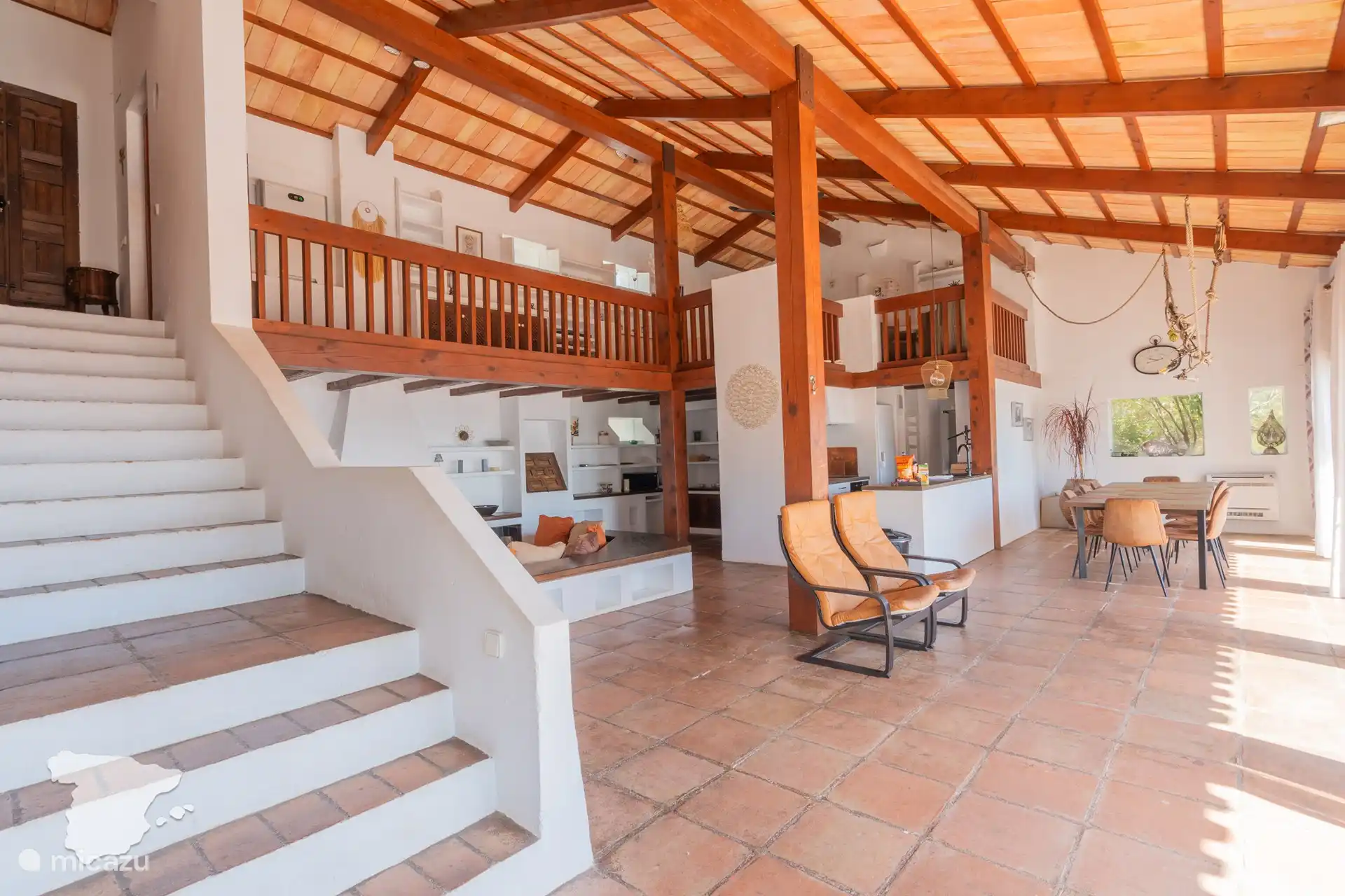 Las escaleras conducen al entrepiso.