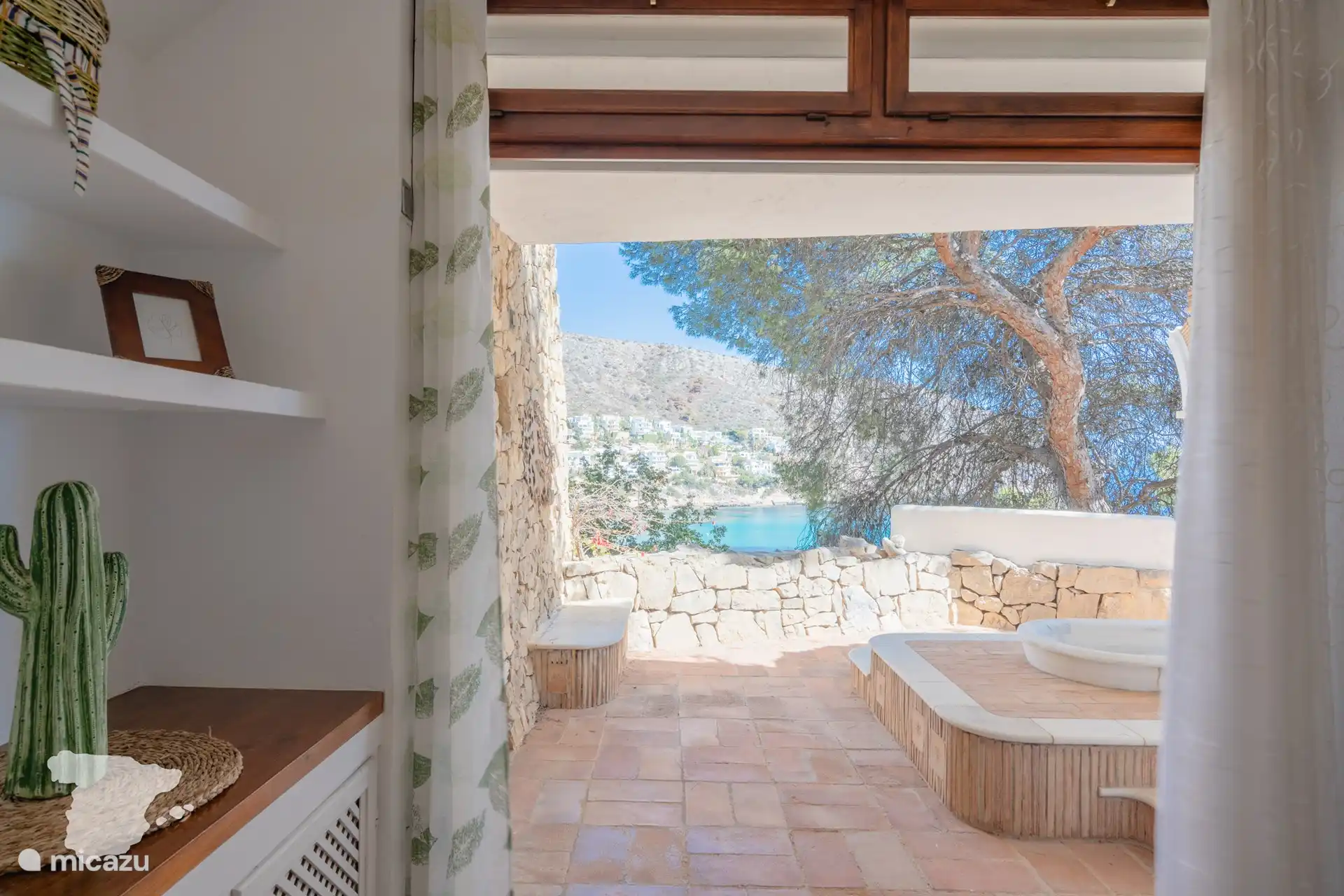 Terraza privada desde el dormitorio 1, con baño exterior y vista idílica