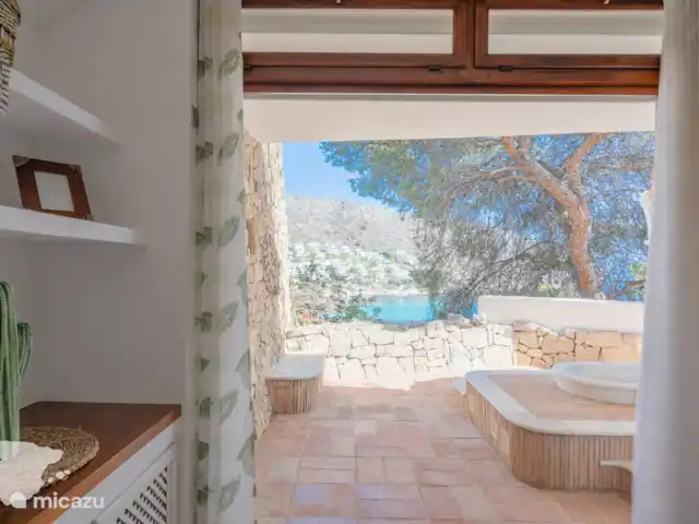 Maison du Flamboyan | Espagne, Costa Blanca, Moraira - villa Terrasse privée de la chambre 1, avec bain extérieur et vue idyllique