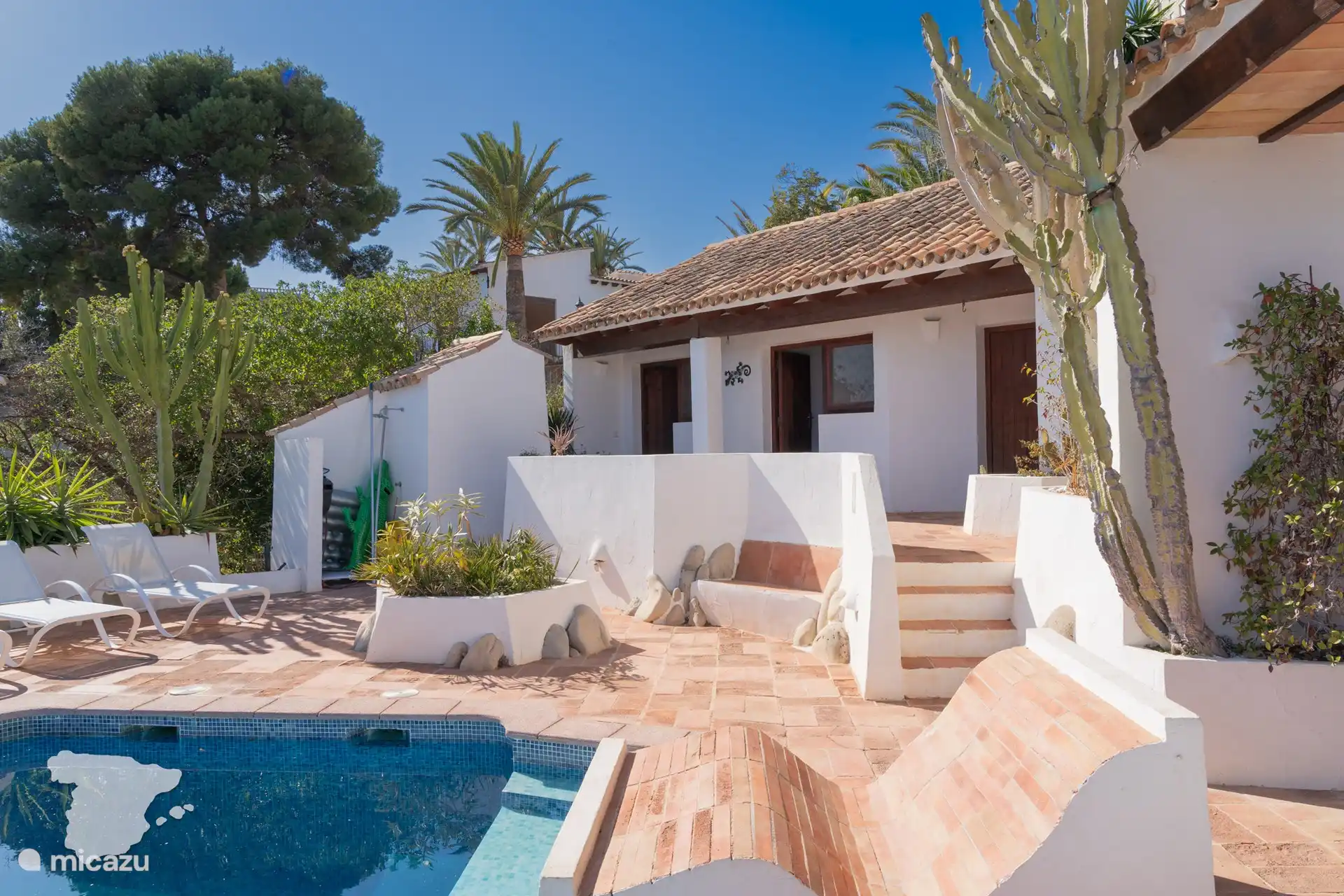 Casita al lado de la casa principal: 2 dormitorios y 1 baño compartido